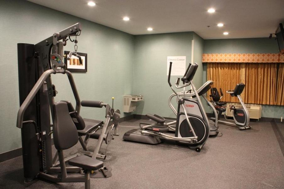 Holiday Inn Express - Ludlow - Chicopee Area By Ihg Buitenkant foto