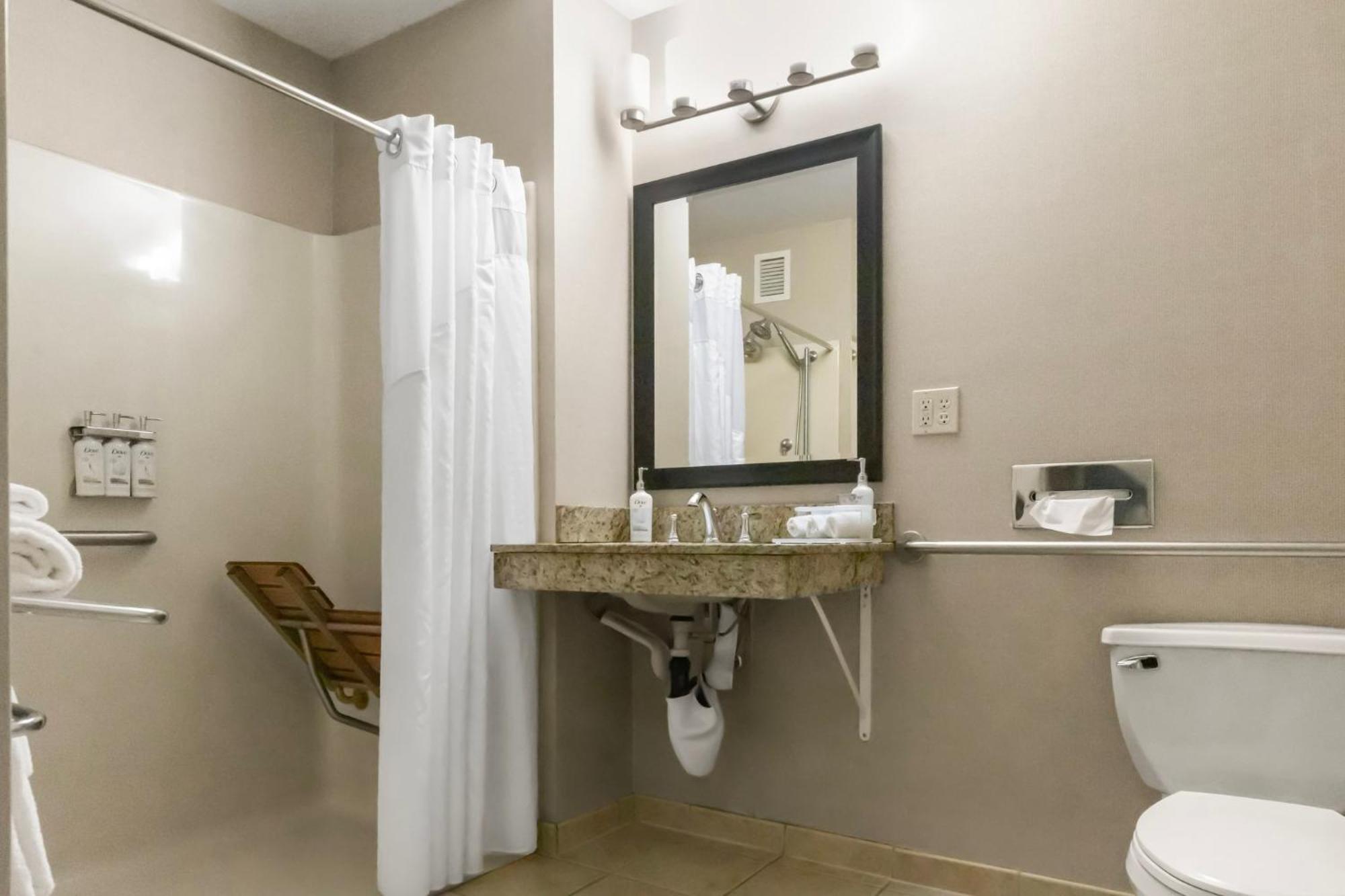 Holiday Inn Express - Ludlow - Chicopee Area By Ihg Buitenkant foto