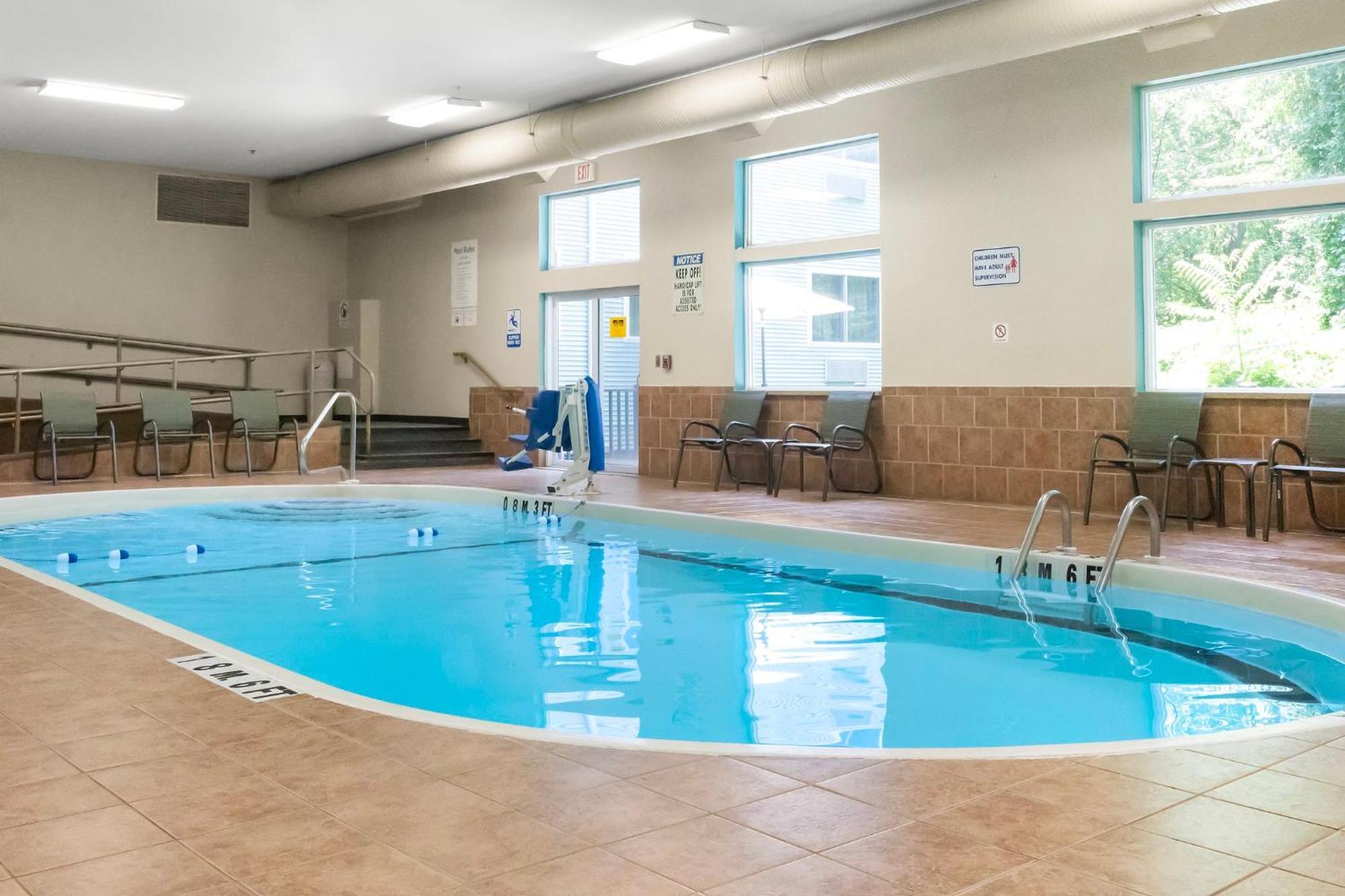 Holiday Inn Express - Ludlow - Chicopee Area By Ihg Buitenkant foto