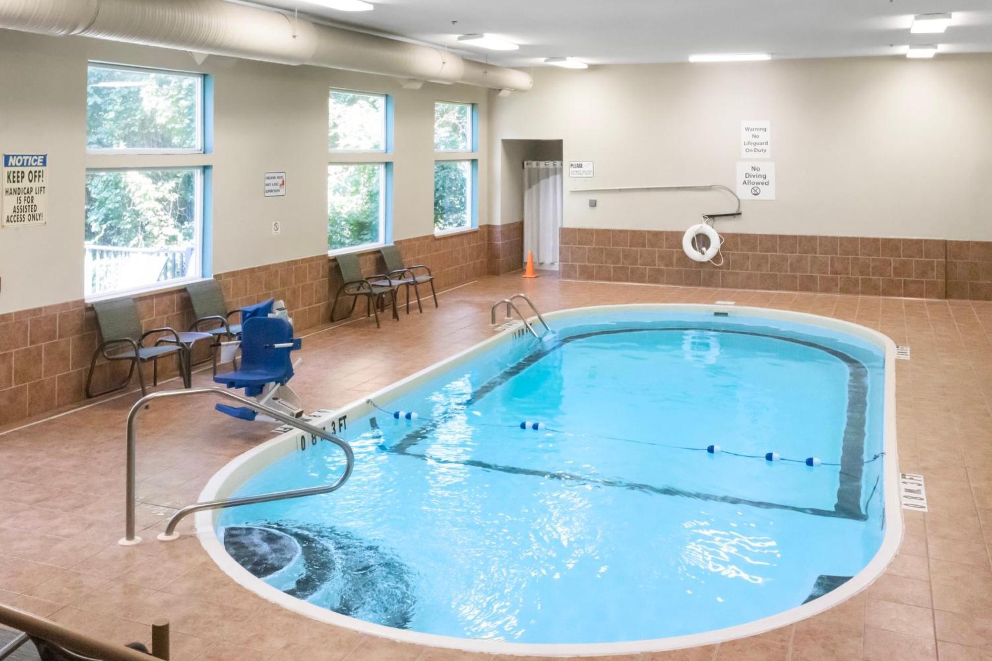 Holiday Inn Express - Ludlow - Chicopee Area By Ihg Buitenkant foto