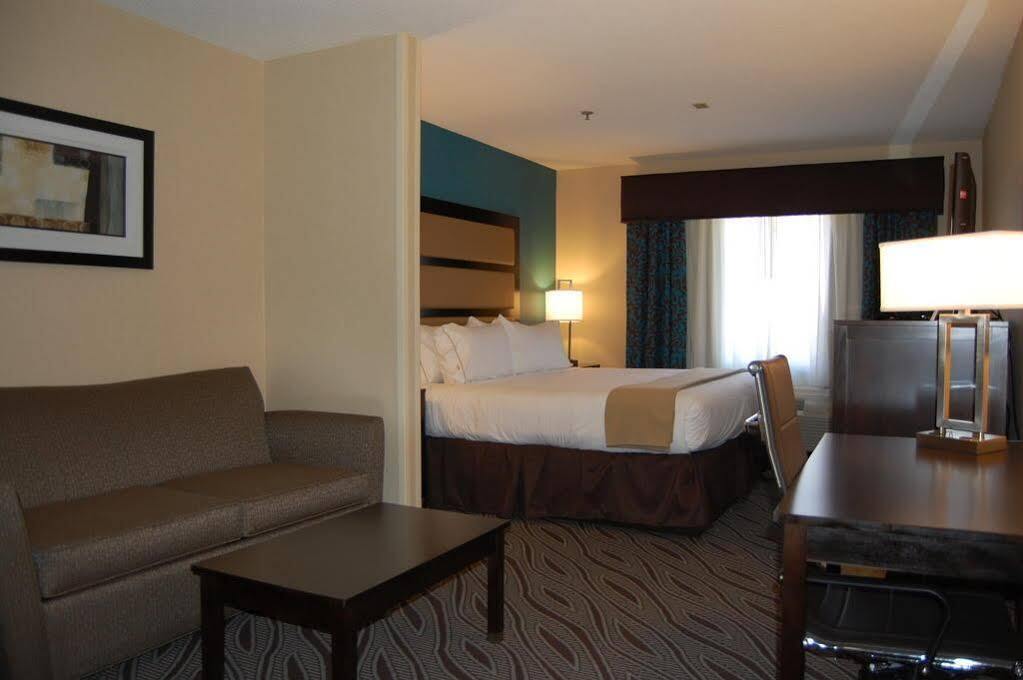 Holiday Inn Express - Ludlow - Chicopee Area By Ihg Buitenkant foto
