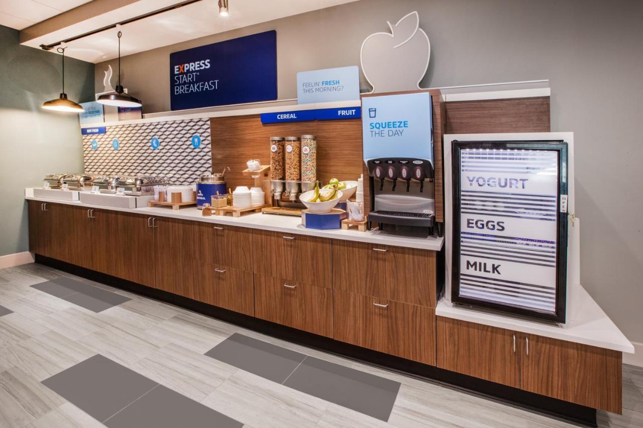 Holiday Inn Express - Ludlow - Chicopee Area By Ihg Buitenkant foto