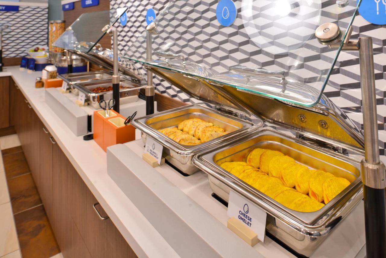 Holiday Inn Express - Ludlow - Chicopee Area By Ihg Buitenkant foto
