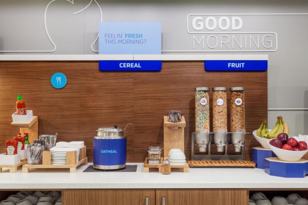 Holiday Inn Express - Ludlow - Chicopee Area By Ihg Buitenkant foto