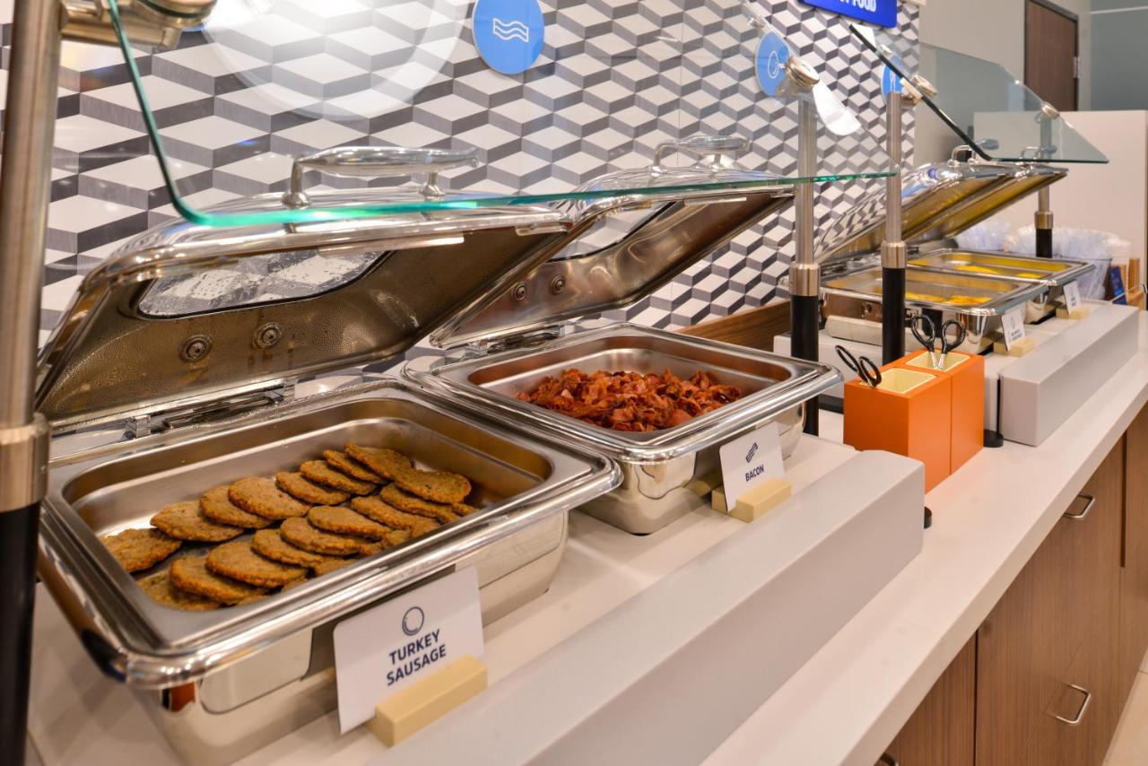 Holiday Inn Express - Ludlow - Chicopee Area By Ihg Buitenkant foto