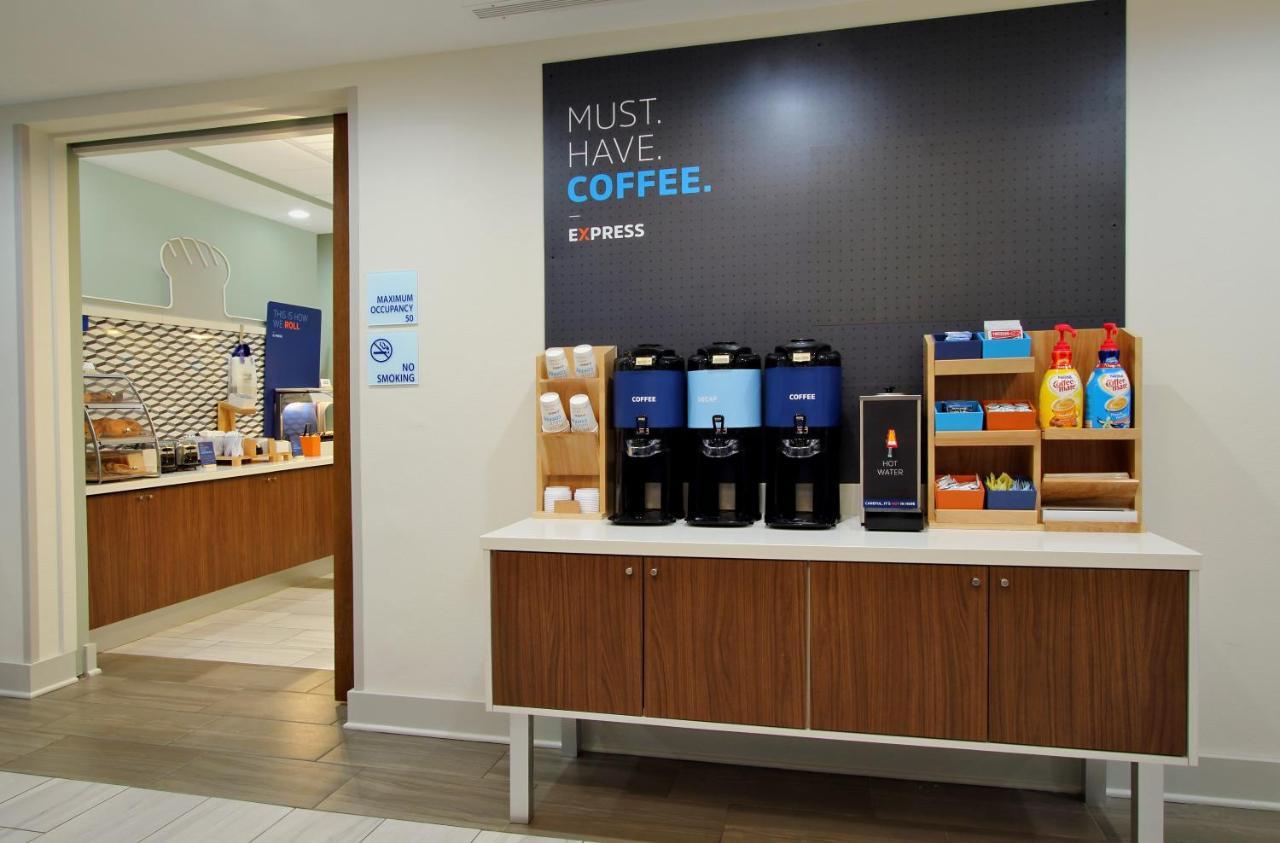 Holiday Inn Express - Ludlow - Chicopee Area By Ihg Buitenkant foto