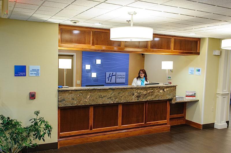 Holiday Inn Express - Ludlow - Chicopee Area By Ihg Buitenkant foto